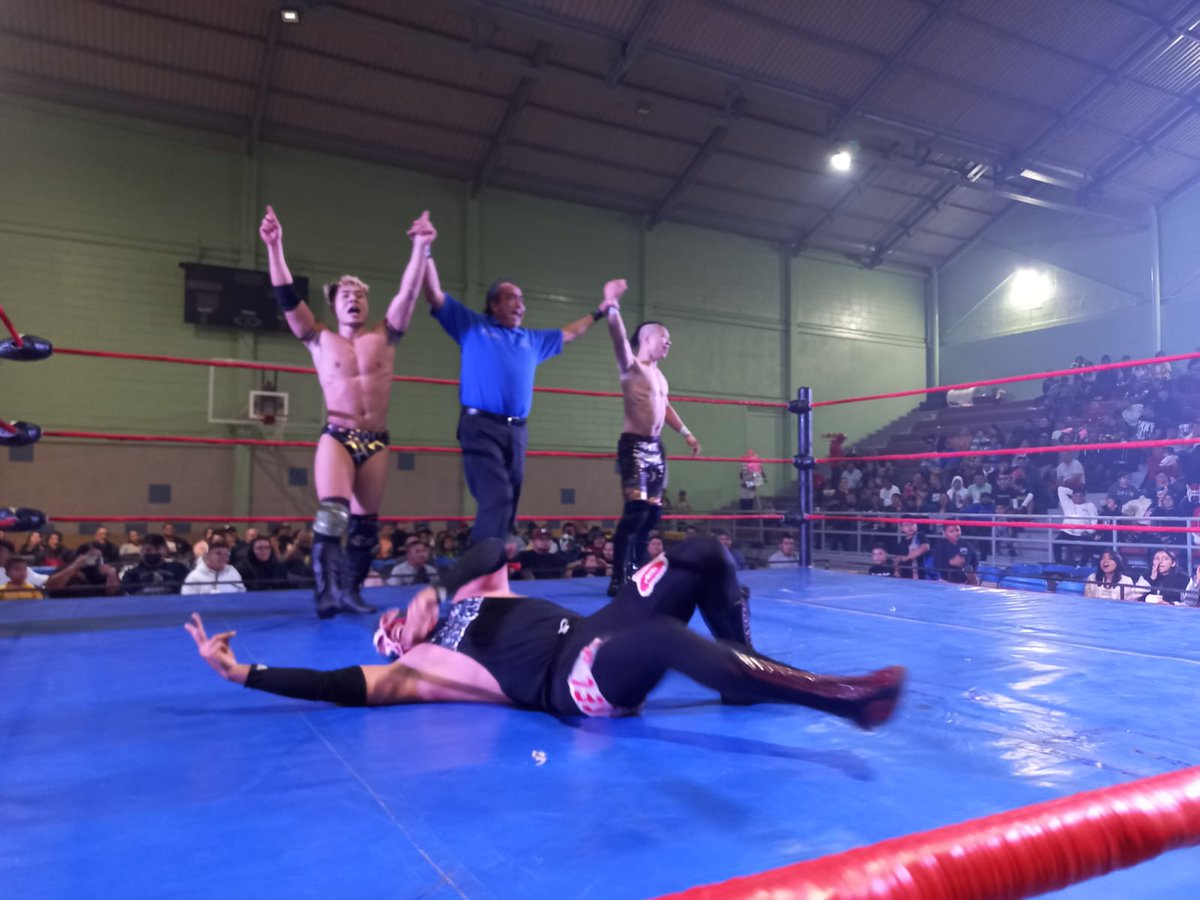 LaTijeraLucha's tweet photo. #Takuma y #Kento se logra llevar el triunfo con un faul y quitándole la máscara a #DieselJr y #4Ases respectivamente, con la complicidad del referí #PieroElInternacional, haciendo explotar de rabia a la afición de #MaxProad en el #DeportivoHermanosGaleana...
#latijeraluchalibre https://t.co/9iPu7PIrKY