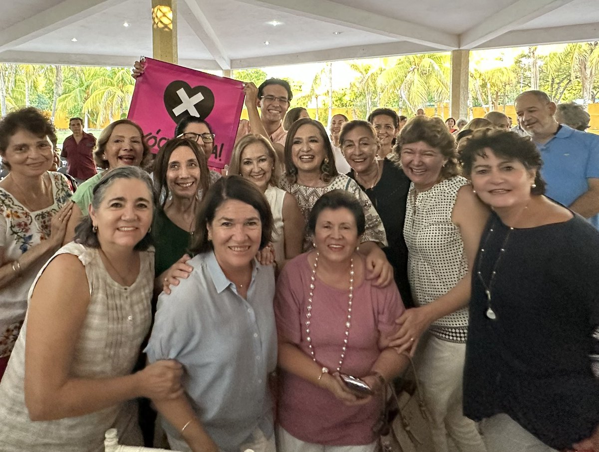 XochitlGalvez's tweet photo. ¡Muchas gracias a todas las personas que me recibieron esta tarde en Mérida!

Si nos unimos y ponemos a trabajar a los mejores, llevaremos a México al lugar que merece. 

#XóchitlVa 🫶🏼 https://t.co/sIUlmwxRQA