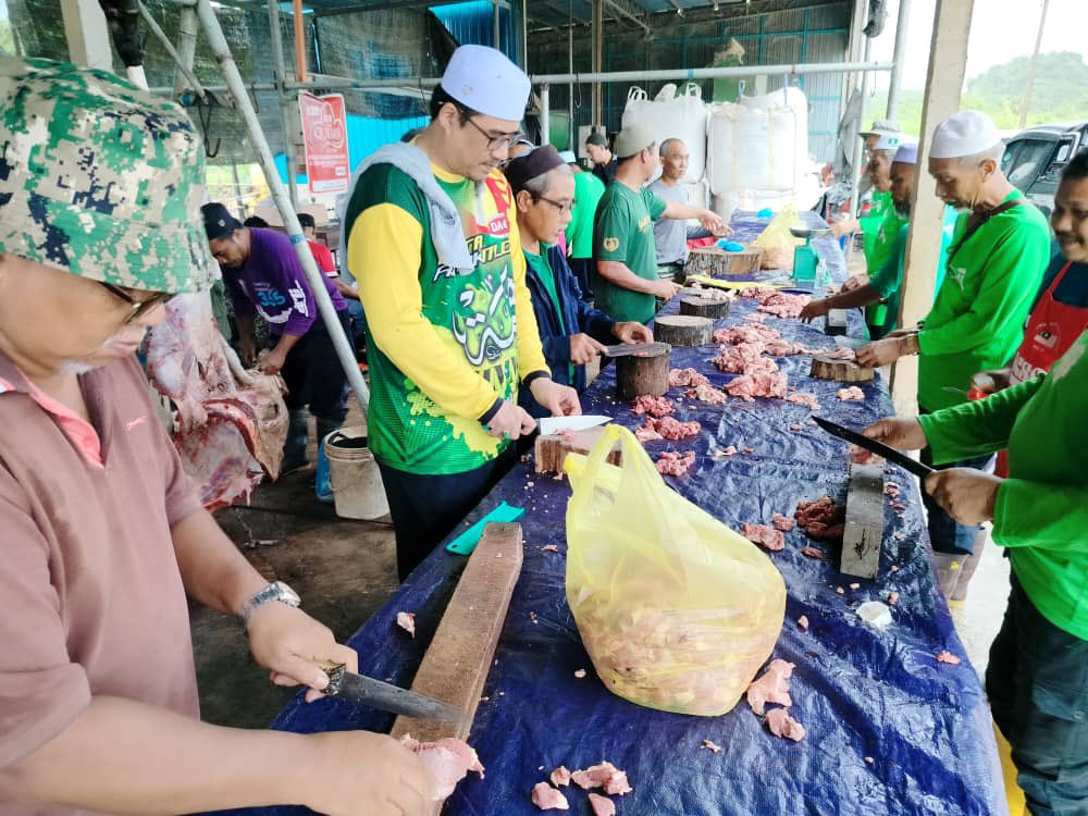 Alhamdulillah , beginilah hari raya korban hari ketiga, gotong royong untuk 8 ekor lembu pagi ini