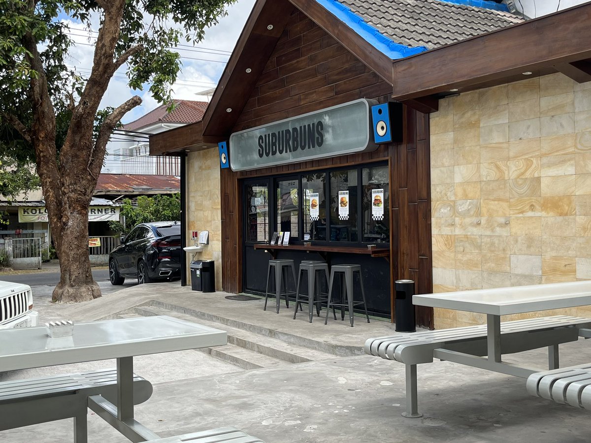 themma's tweet image. Apparently, Lawless Burger-Bar is a genre. 
Subjective opinion.