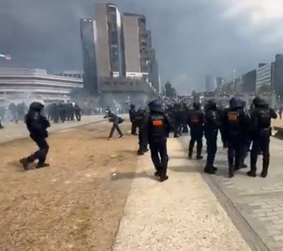Voice_4_India's tweet photo. #BurningFrance
#World_in_Trance
Islamophic
French Socialist Party Ldr turned #Accidental Incident into #HateReview saying
"A refusal to stop doesn't give you a licence to kill," #OlivierFaure @EmmanuelMacron Democracy & video Games practicals don't go side by side @summy1957 https://t.co/B2YECHbMwt
