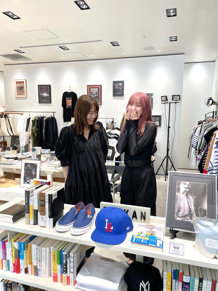 cotogotobooks's tweet photo. 山崎怜奈さんと鈴木絢音さんが渋谷PARCOポップアップに遊びに来てくださいました！
本やグッズなどたくさんお買い物してくれたうえに、山崎さんは #言葉のおすそ分け の新たなサイン本も作ってくださいました。
店頭あるだけです。ぜひお越しください！ https://t.co/NMdzTrIlVT
