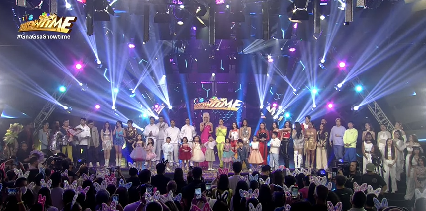 ABSCBNNews's tweet photo. What's up, madlang Kapuso?! ❤️

Pasabog ang entrance ng 'It's Showtime' hosts kasama ang iba pang mga Kapuso at Kapamilya artists sa pilot airing ng noontime show sa GTV. 

#GnaGsaShowtime https://t.co/IPf0V7QPH4