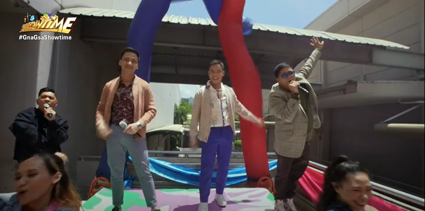 ABSCBNNews's tweet photo. Bonggang bongga ang song and dance numbers na inihatid ng Kapamilya at Kapuso stars sa pilot airing ng 'It's Showtime' sa GTV. 

#GnaGsaShowtime https://t.co/LsFtg9NU2e