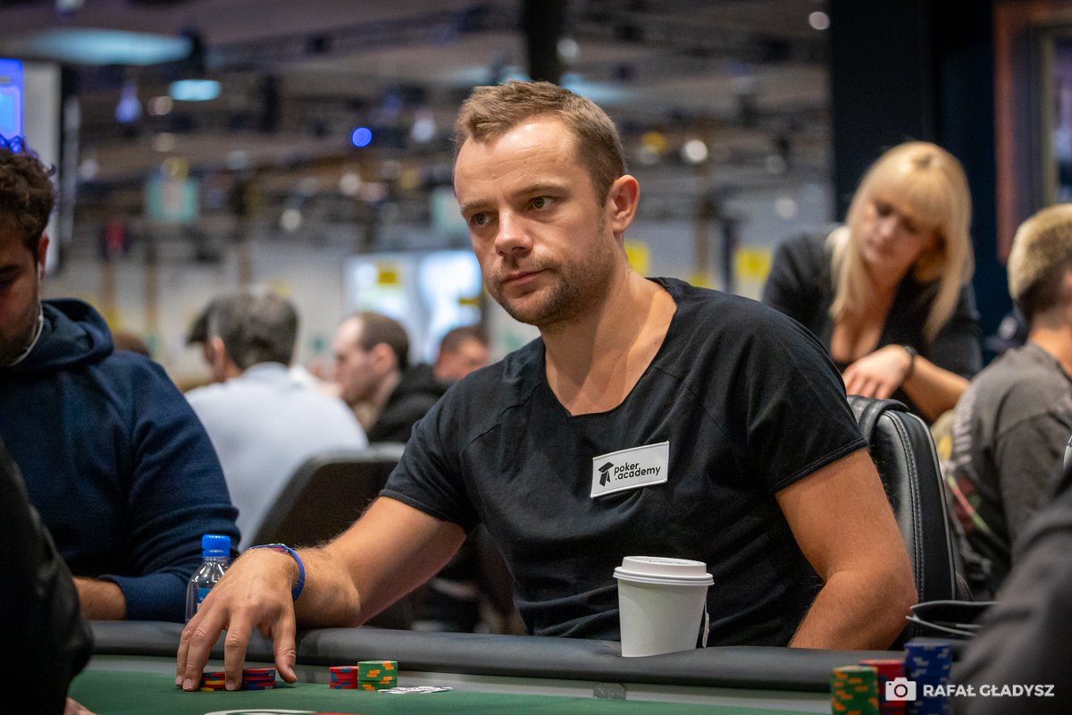 Dzieje się! 🔥 Dzięki wygranej wczoraj satelicie Paweł "Żelik" Chmiel, jeden z dinozaurów polskiej sceny pokerowej, gra dzisiaj w turnieju Pot-Limit Omaha High Roller z wpisowym 50.000$‼️

Trzymajcie mocno kciuki! 🇵🇱