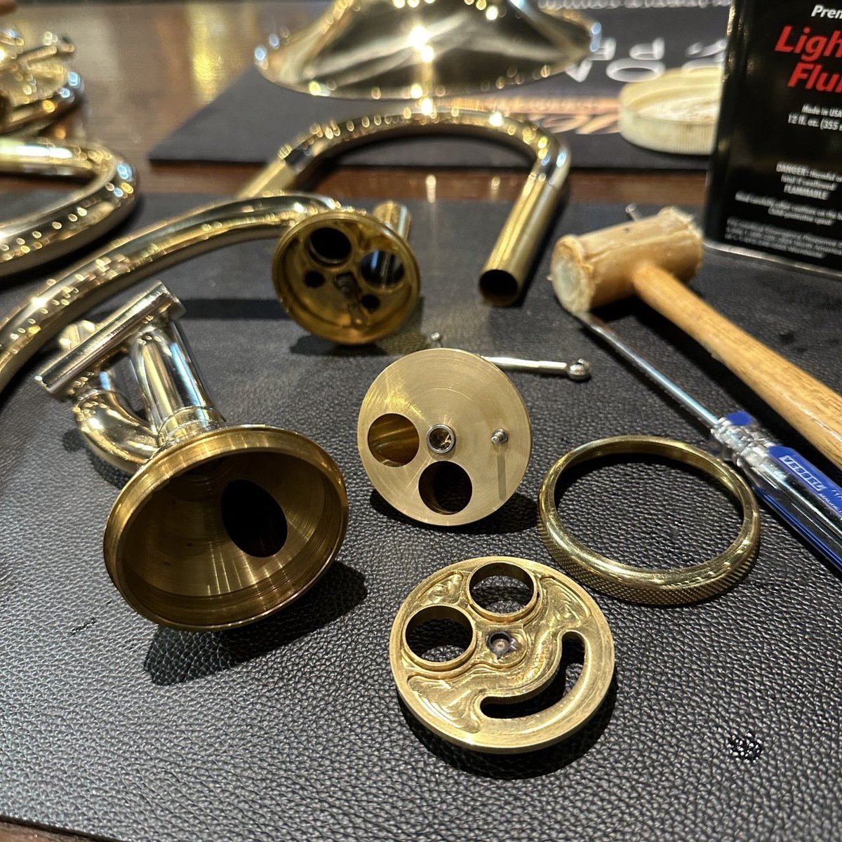 koozyee's tweet photo. 色々な楽器をさわってきたけど、こりゃ凄いわ！！って感心させられる構造でした😳
Haagのバストロンボーン。ニコちゃんマーク発見です笑
30年近く触ってても、驚きと発見は尽きない、、、まだまだ勉強が足りないな。 https://t.co/UKzHpLDdCC