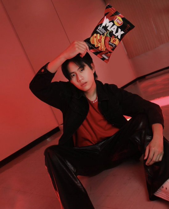 MayBigMom's tweet photo. เลย์โฉมใหม่ รสพริกปีศาจ จัดจ้านโดนใจเหมือนวินนี่เลยครับ #LAYMAX #เข้มจัดมันเต็มแม็กซ์ #UNLEASHYOURINNERMAX 
#winynny https://t.co/Wa4x7i17sn
