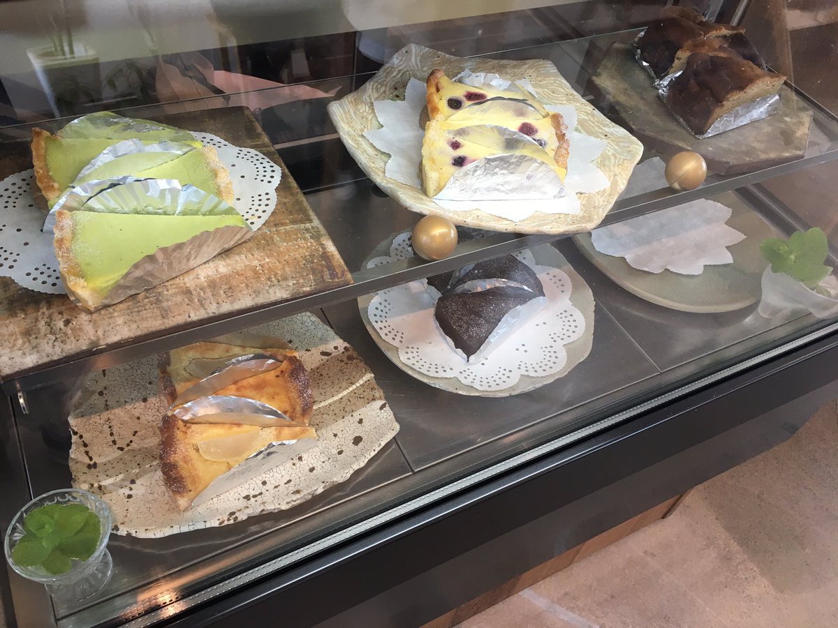 本日のリゾット、スパイシーカレー、タルトです。
キッシュもご用意しています。
キッシュとタルトはテイクアウトできます。
季節のタルトはキレイな黄緑色の枝豆タルトです。
#cafeSIAN
＃南与野