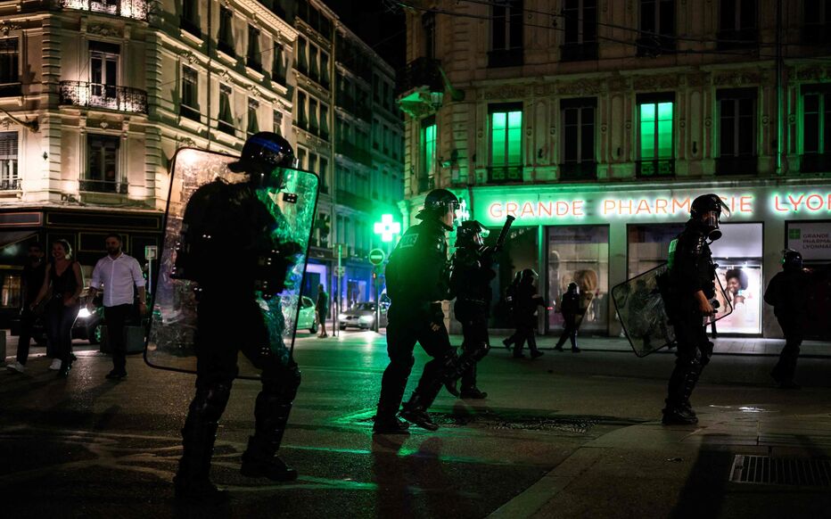 AL24Francais's tweet image. Mort tragique de #Nahel à #Nanterre : poursuite des #protestations dans 
plusieurs villes de #France 

al24news.com/fr/mort-tragiq…

#France #émeutes #racisme #situation