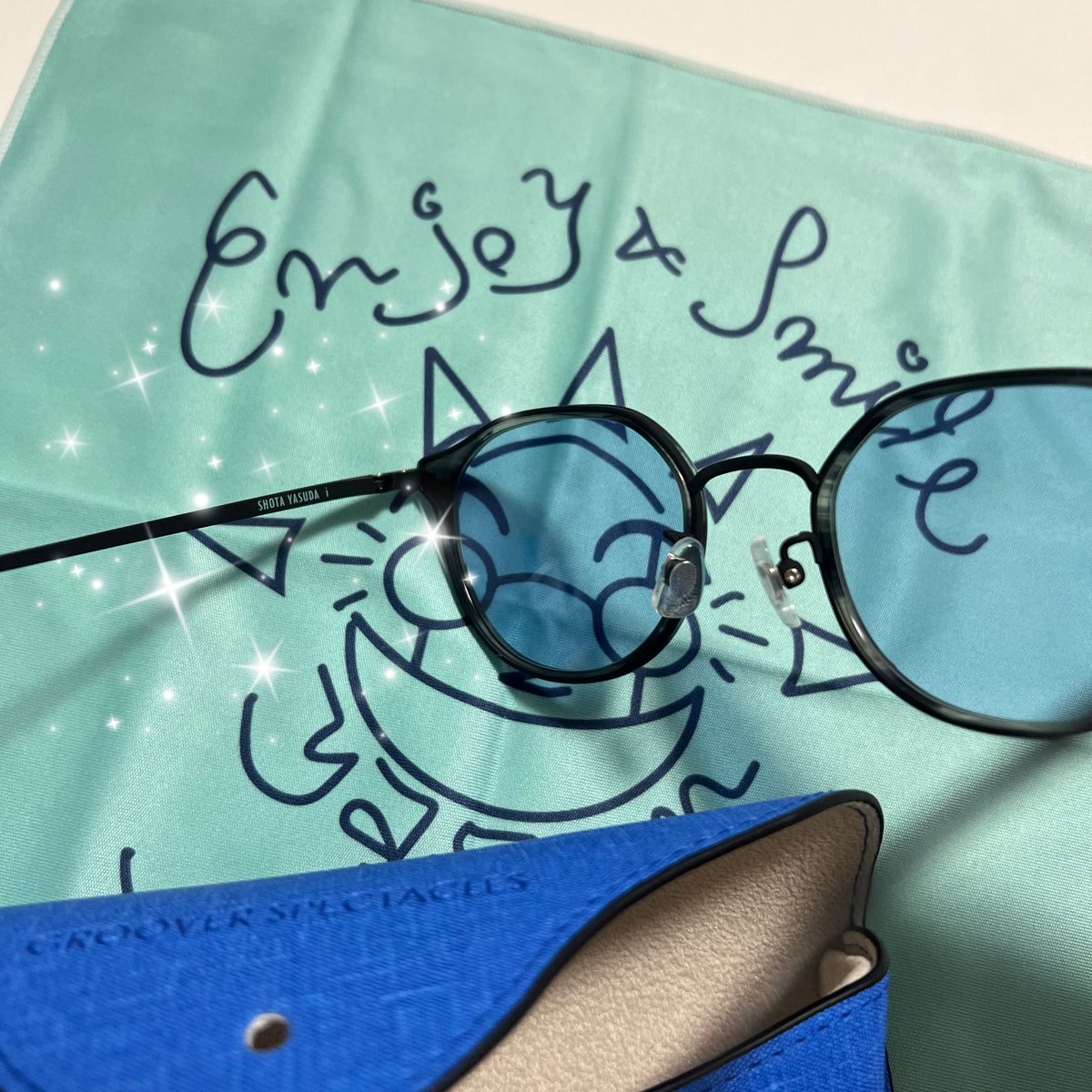 0u01120's tweet photo. ついに安田章大サングラス届いたぞー＼(^o^)／ケースもメガネ拭きも署名?入ってるけど、本体の内側にも名前入ってるの嬉しい♡ https://t.co/qIM6zYTBsF