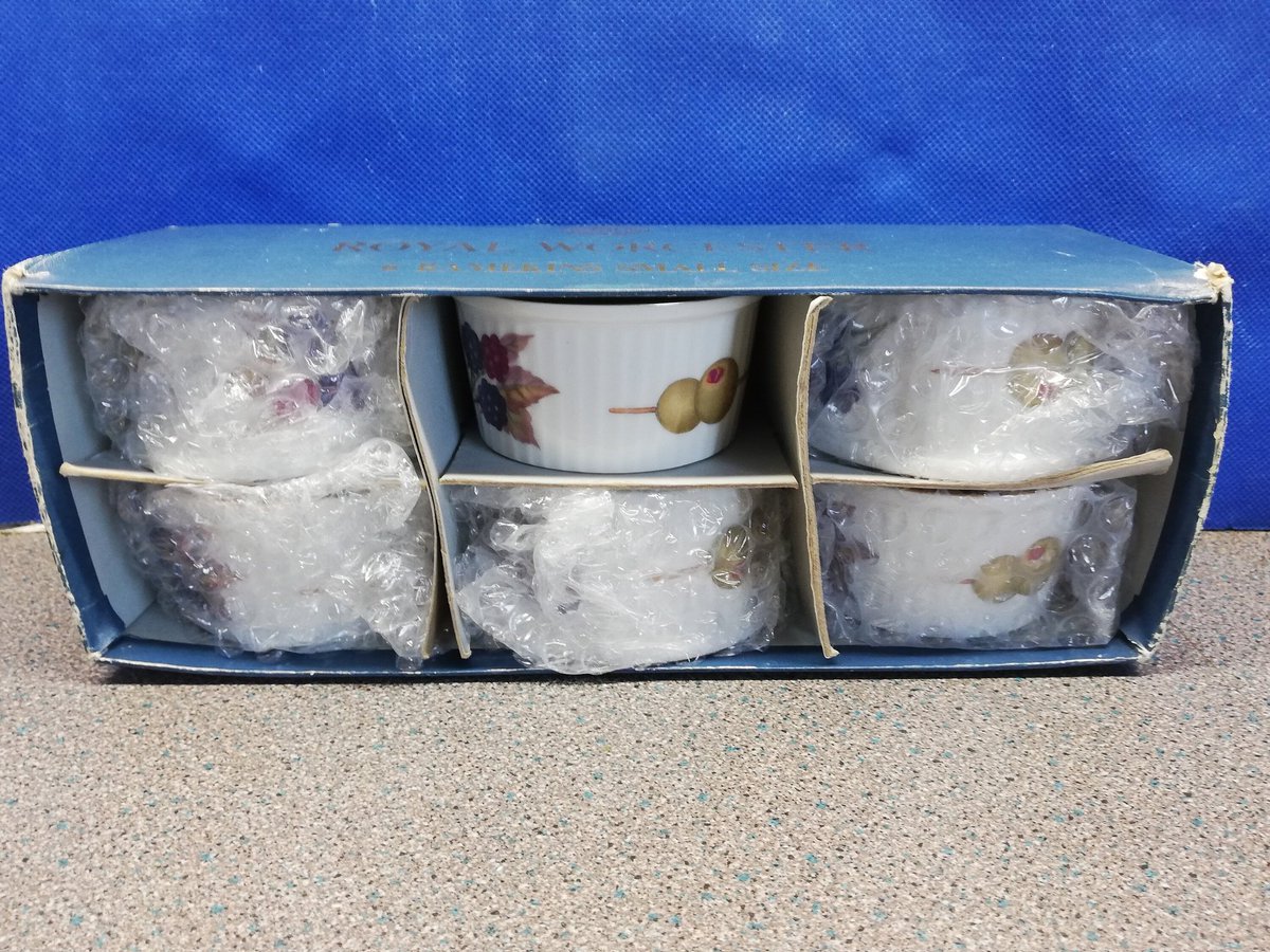 Set of 6 Royal Worcester small ramekins. From the Evesham gold pattern. In the original box including recipe booklet. #royalworcester #ramekin #giftset #puddingdish #souffledish #https://www.etsy.com/listing/1514564217/set-of-6-royal-worcester-small-ramekins