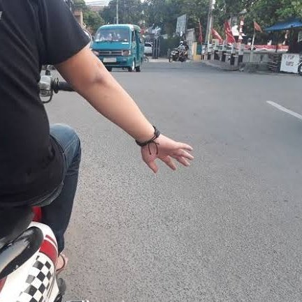 Tanda orang Indonesia mau belok:

                   ❌️                                      ✅️