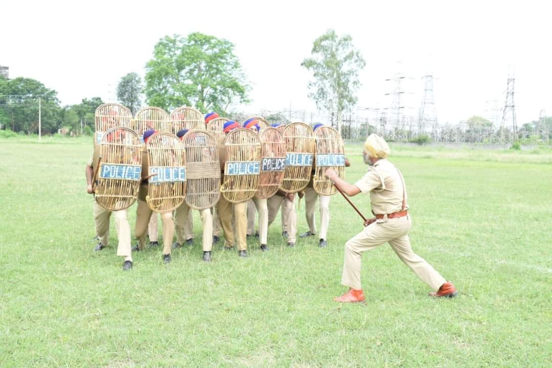 RupnagarPolice's tweet image. Today SSP  Rupnagar inspected the general parade at Police Lines Rupnagar and also inspected the weapons.  Apart from this, mock riot control drill was also conducted.
#GeneralParade