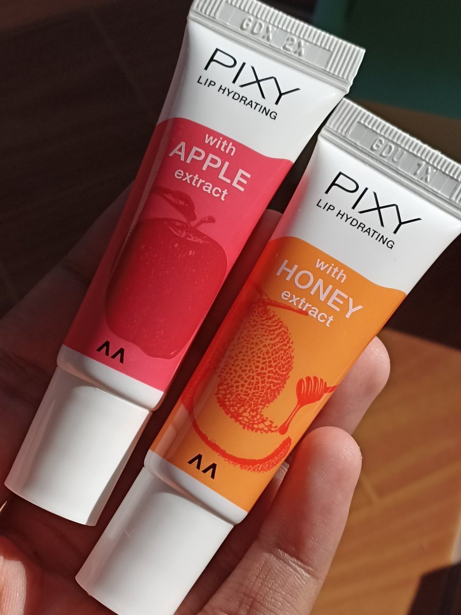 kmrn kedatengan paket dr Pixy jg!!! 🫶 kaget bgt dikirimin 3 produk ada two way cake sm lip hydrating aka lipcare nyaaa 2 varian~

unik bgt lip hydratingnya ada cooling sensationnya dan wanginya manisss enakkk 🍎🍯 gasabar mau cobain ketiganya! #racuninskincare
