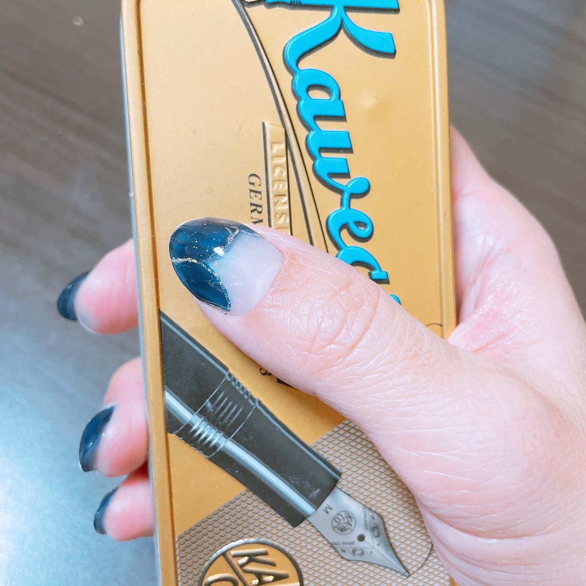 シロさん(@hakutajyanaiyo )の作業スペース聴きながらネイル直したよー！
今回はフィルイン。

人差し指、ライン入れたあと硬化するの忘れてトップジェル塗ってしまった🤣 https://t.co/FDss3n26TJ