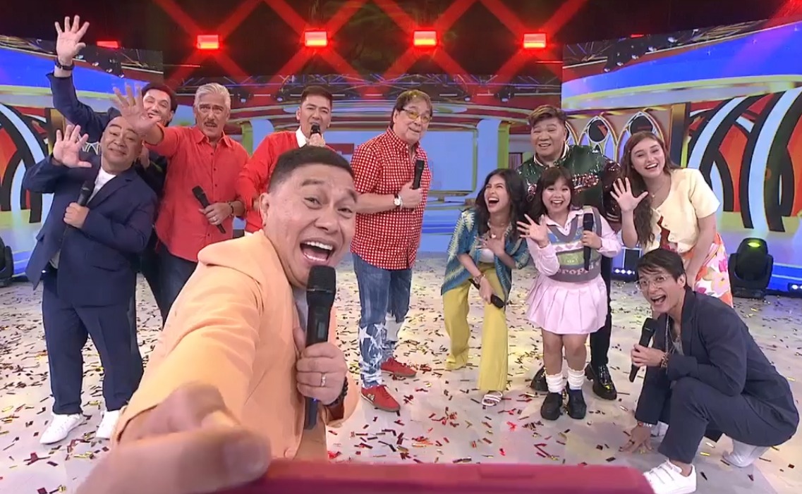 News5PH's tweet photo. Unang groupfie ng #TVJ at #LegitDabarkads sa bago nilang noontime show sa Kapatid Network. #LegitDabarkads #TVJonTV5 #TVJMediaQuest https://t.co/8O69lgjXbl