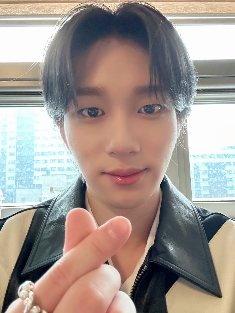 P1H_members's tweet photo. 태양이형 어느새 훌쩍 형 생일이 찾아왔네 
무대 생각만 하고 무대 기획할 때, 무대 할 때 가장 행복해보여서 너무 좋아 우리 피원하모니 공식 재간둥이 말괄량이 공주님 앞으로 더 행복하자 그리고 꼭 아레나, 돔 투어 원 없이 돌자 생일 축하해 🎂🩶
#HappyTHEODay

#P1Harmony #JONGSEOB https://t.co/rjPqAyVTZQ