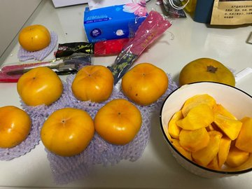 Getting ready for work and eating persimmons😊