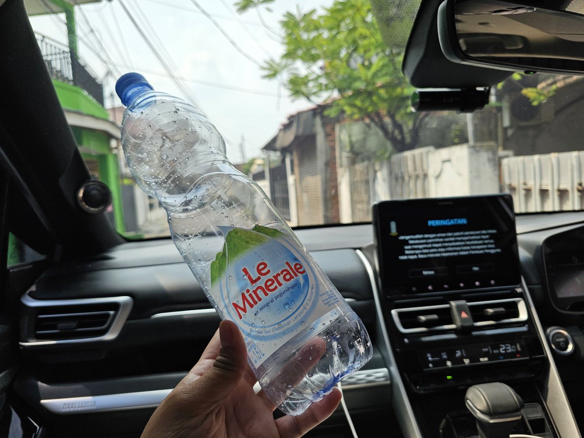ridwanhr's tweet photo. Kemarin nyetir Klaten - Jakarta bareng adek, dia kaget selama perjalanan 7 jam gue ngabisin air 1.5 liter sama 1 gelas kopi

Memang kalau mau nyetir jarak jauh sendirian harus banyak minum biar nggak gampang capek, gpplah sering mampir ke toilet 😁 https://t.co/iYbG6j0Dhw
