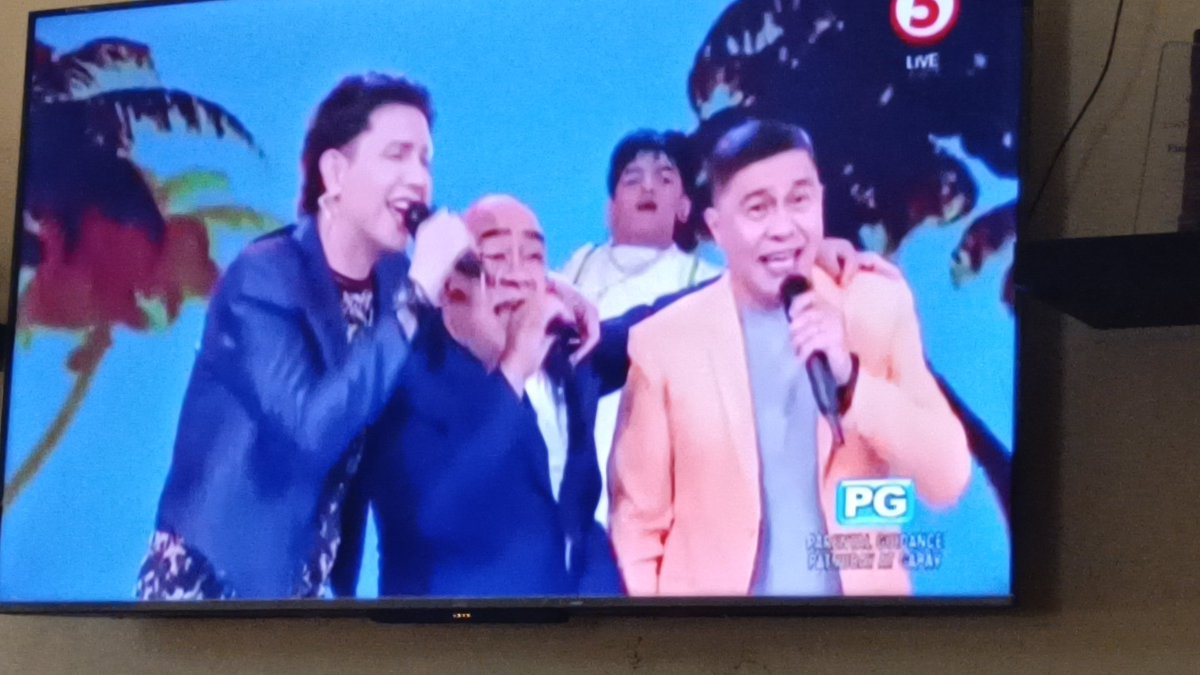 applersvipjack's tweet photo. JOWAPAO!🥰🫶 
Pangit ka-bonding ng TAPE for even thinking na tanggalin si PAOLO. The colorful individuality and chemistry of these three cannot be duplicate💯👌✨

#TVJonTV5 #LegitDabarkads https://t.co/Q0dIpG3h41