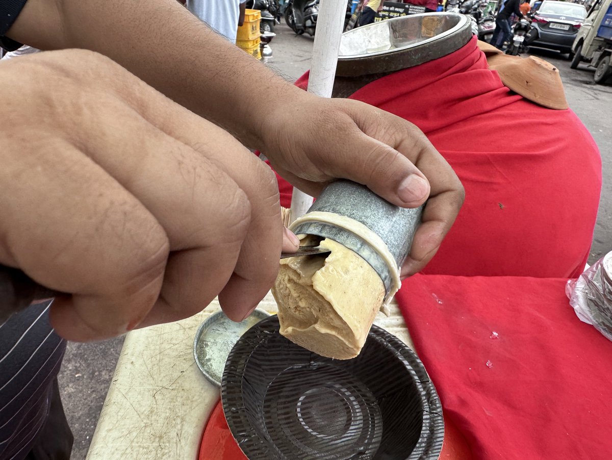 EvolveLeadLove's tweet image. #KesariyaKulfiFaluda should not be missed if you are a sweet lover and you are in #Lucknow .
I like the saffron fragrance elevating the sweet experience of #kulfi .
 
Lucknow offers amazing #StreetFood #Experience .

Somehow I prefer street vendors not big outlets .

#Happiness