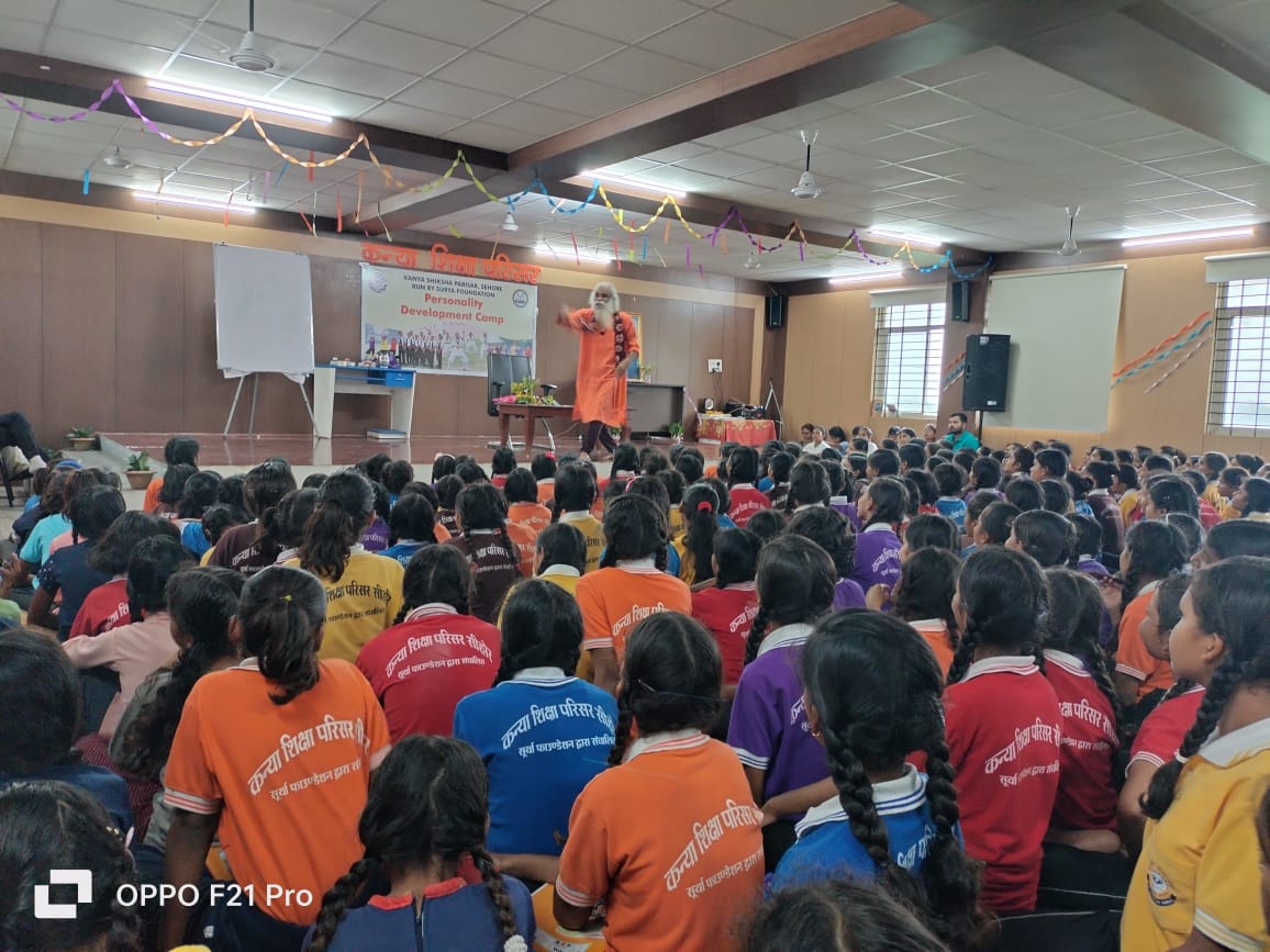 suryafnd's tweet photo. #PDC2023
#SehoreMP
सूर्या फाउंडेशन द्वारा संचालित कन्या शिक्षा परिसर, सिहोर में आज व्यक्तित्व विकास शिविर के पांचवे दिन विश्वविख्यात बाबा सत्यनारायण मौर्य जी का आगमन हुआ। उन्होंने अपने उद्बोधन के माध्यम से बच्चों को भारत की सांस्कृतिक एकता और अखंडता के महत्व के बारे में बताया। https://t.co/iA69kDL5ox