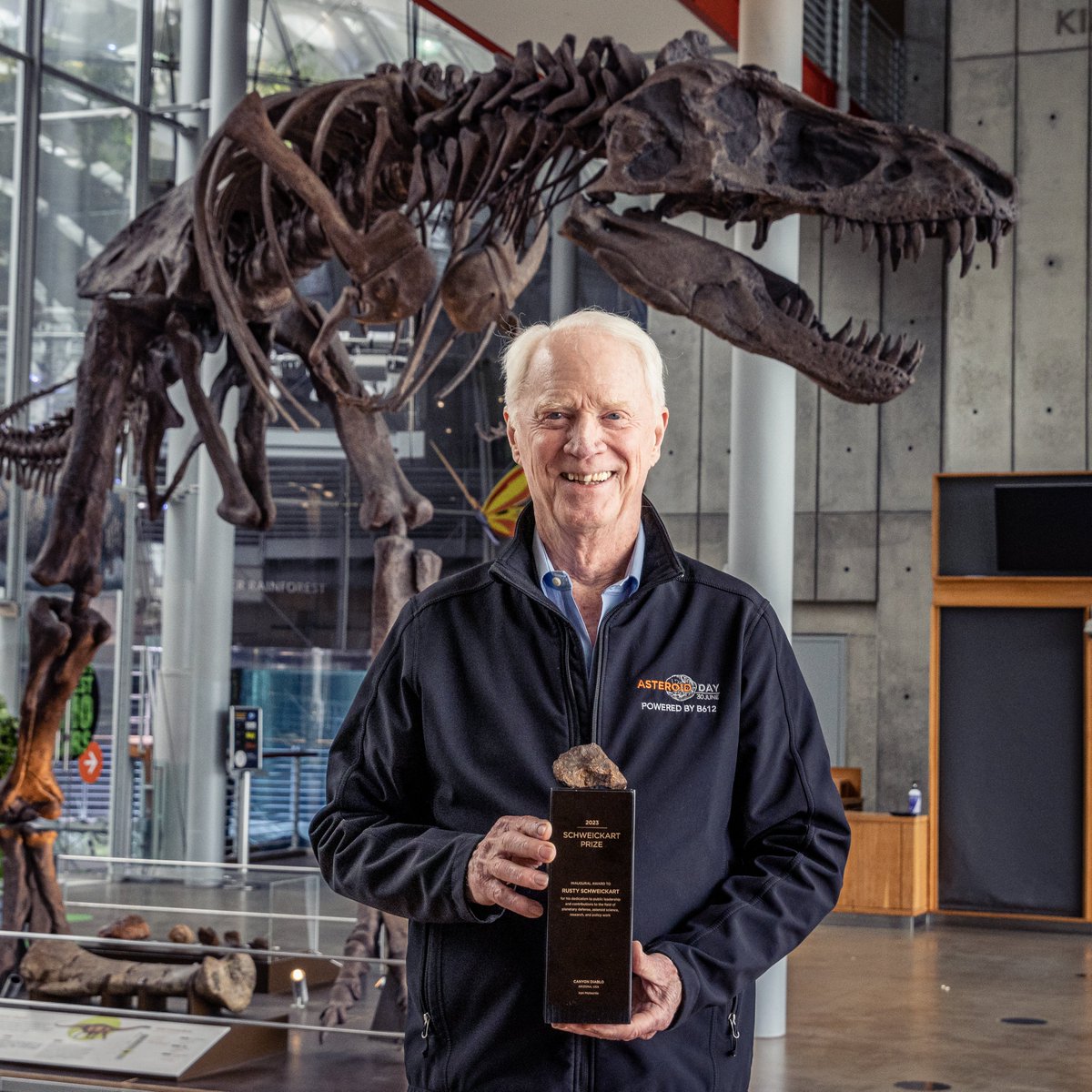 Today @GeoffNotkin presented Rusty Schweickart with the inaugural Schweickart Prize, named in honor of the famed Apollo 9 astronaut. Geoff is a Founding Sponsor of the prize, generously helping fund it for the first five years. #AsteroidDay

Press release: bit.ly/asteroiddayrel…