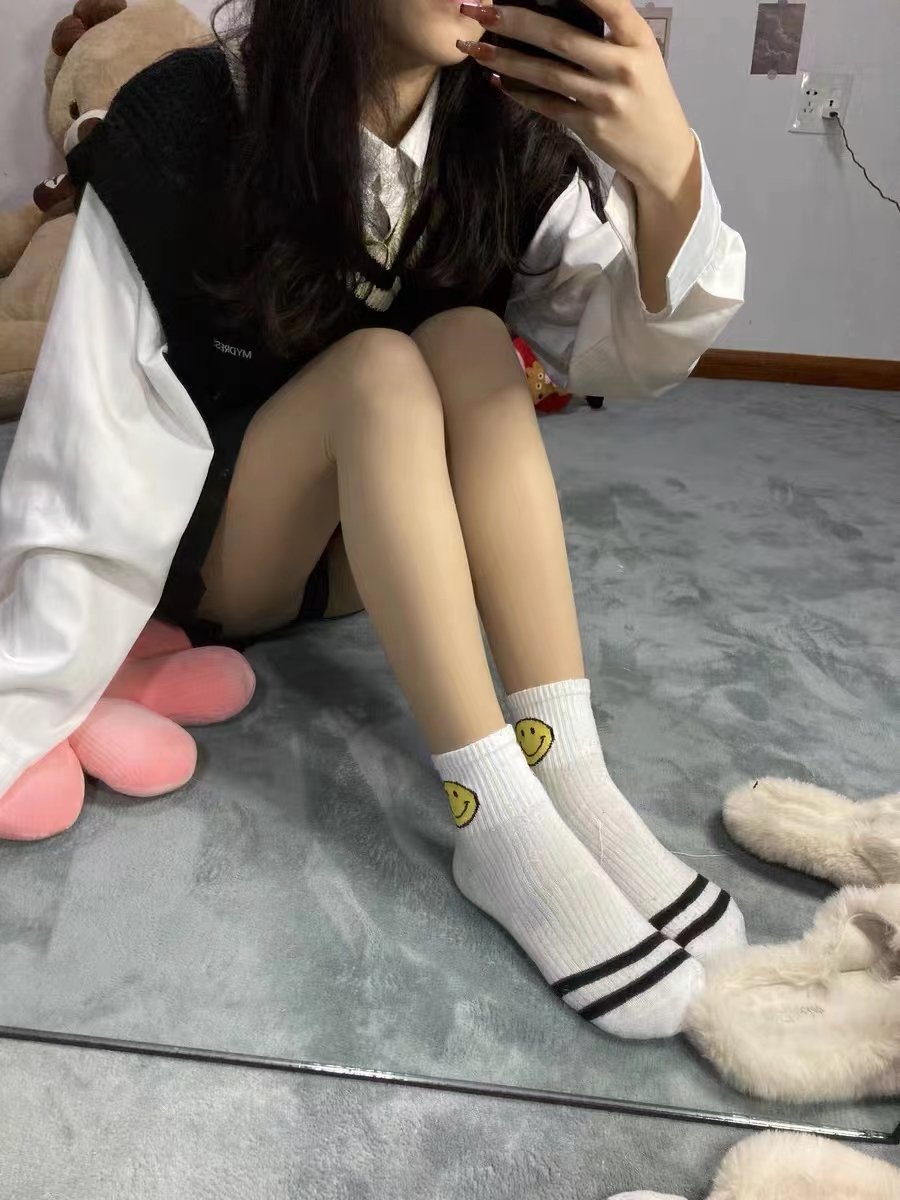 3号妹子的臭脚开始穿袜子了，臭起来!