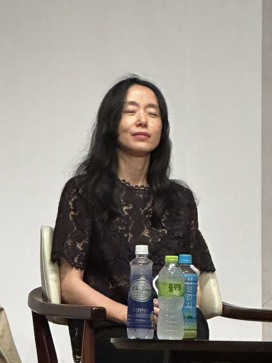 annyeo_'s tweet image. Yung naaalala mong may event ka today so napalabas ka bigla ng bahay ng walang suklay suklay 😆

#JeonDoYeon #KillBoksoon 
#BIFAN2023