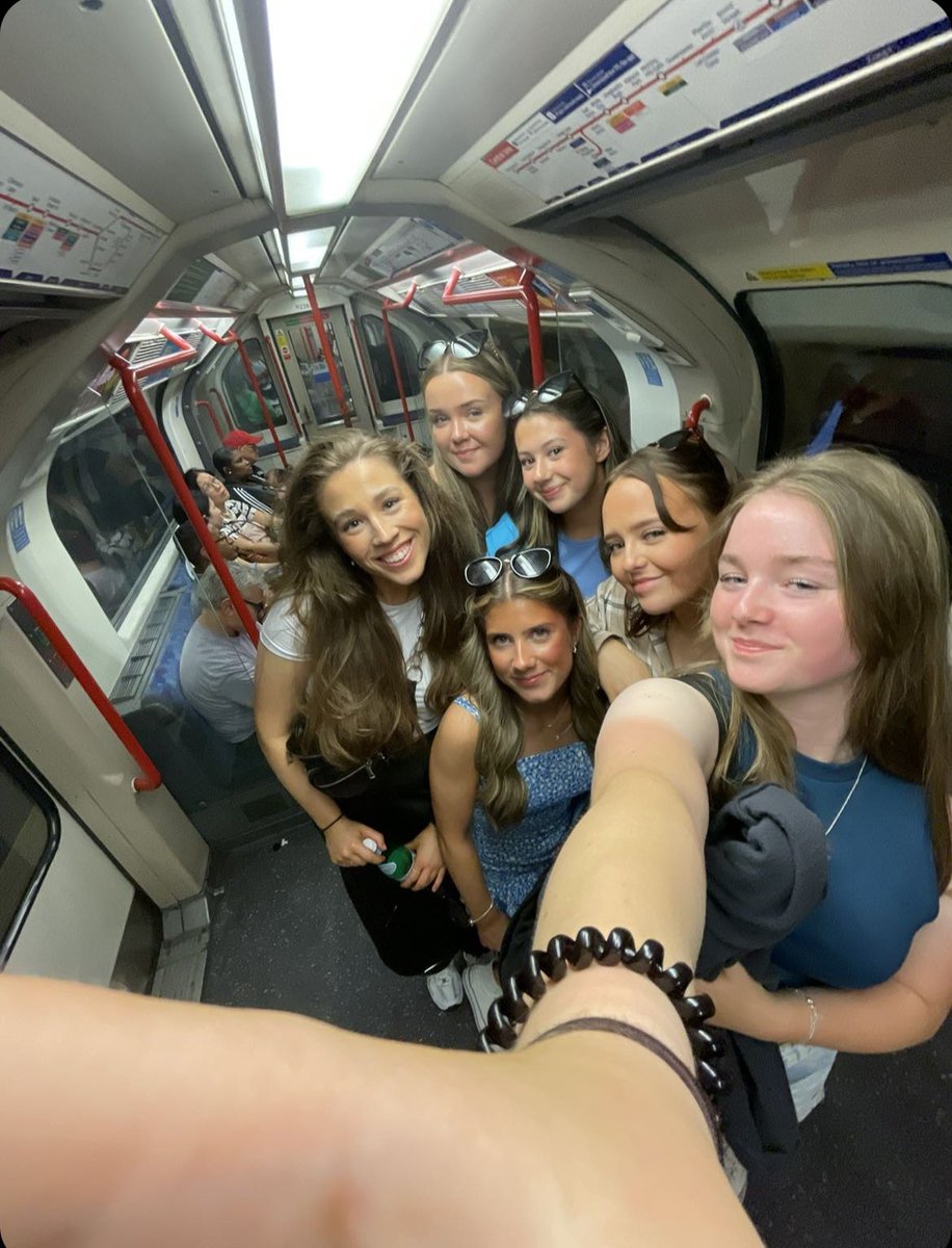 Miss Anderson tweet media