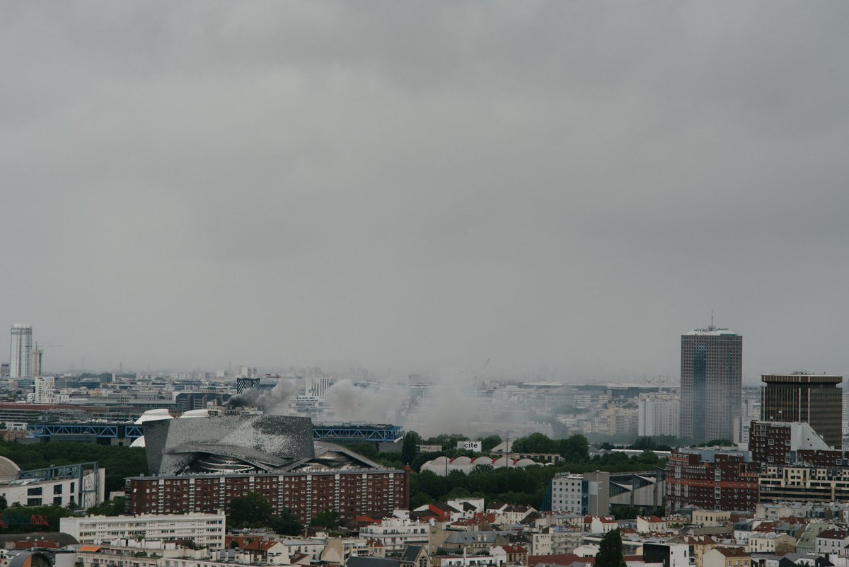 Fumées observées ce matin du côté du Millénaire / Porte de la Villette.

10h15, depuis les Lilas. 

#emeutes #revolte