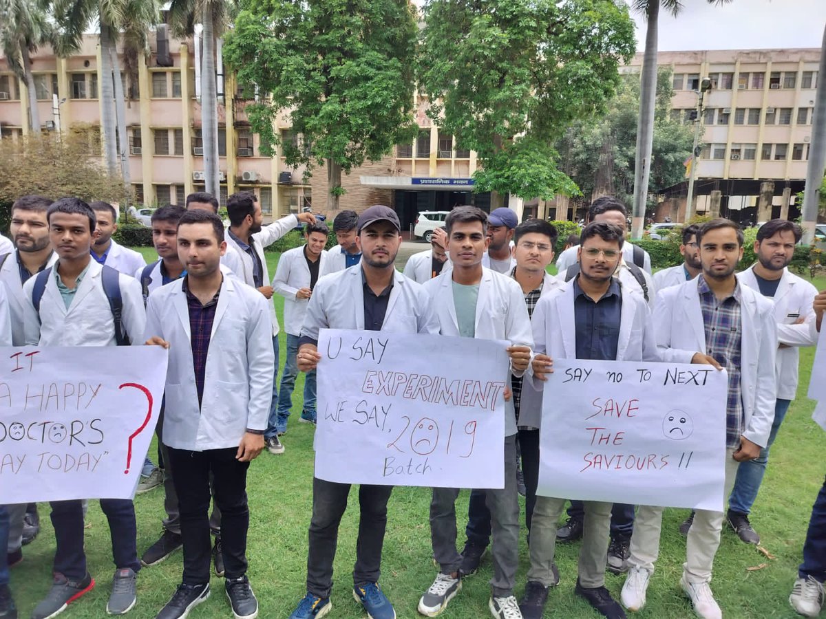 rwebp's tweet photo. protest of 19 batch MBBS students against #NEXTEXAM     all over India ..  students should be heard atleast once genuinely.. 
#DoctorsDay2023 #NONEXTFOR19BATCH #doctor #NEXT https://t.co/hBpgWkIZxa