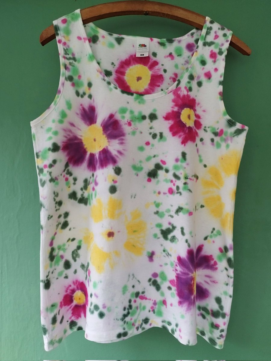 Floral tie-dye vest top, great for festivals, a gift for gardeners or flower fans ☮️🌼 #UKGiftHour #ukgiftam #shopindie #bohohippie #festival #festivalfashion 
etsy.com/listing/151400…
