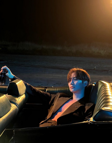 Merv75's tweet photo. #LeeJunho once again finds himself without a shirt, but manages to retain his jacket. #LeeFox has emerged.
#KingTheLand #KTL #2PMMM https://t.co/0NktPsEPUc