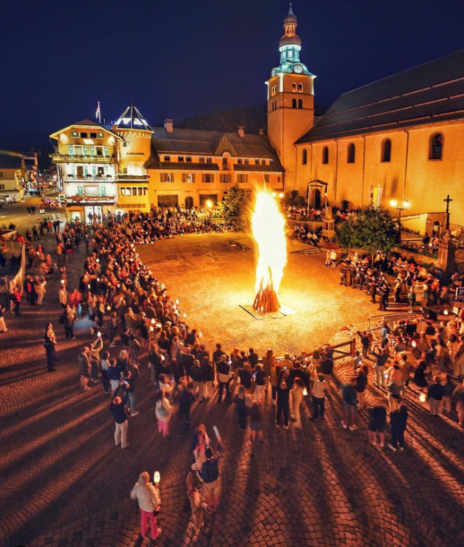 Top_Ski_News's tweet photo. [Photos at the Top]
"Voici l’été qui commence
Sous les feux de la St Jean
Où seuls les crépitements
Viennent briser le silence"
#feu #saintjean #fetedelasaintjean #letearrive

Photo et texte de François Deswarte
Instagram megeve.forever
#tulipes #placeduvillage #clocher #megève https://t.co/IxgDa6uV0l