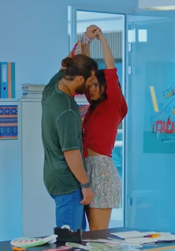 CarmenL47277155's tweet photo. @rosbindacorro @canyaman1989 @dmtzdmr @ChinaB14756169 @Rosaria28819372 @69Fenice @Fenikeliler1 Buenos días Ros, feliz sábado ❤️☕🍓🍫🪄👣 https://t.co/uQLw0EE6aM