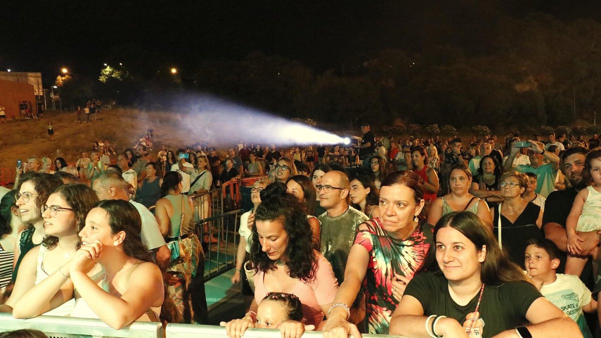 Blanes_cat's tweet photo. Notícia: La pluja desllueix #concert #gira @Cadena_Dial obligant a suspendre’l quan cantava #LorenaGómez i deixant #Huecco sense actuar El concert el van encetar #Km0, #Farga #Hilario #GFace, #Lemot #PoloNández i #Depol
https://t.co/3k7aHuS1H2
#música
#estiu
#blanesarrandemar https://t.co/moYJ5y0lOX