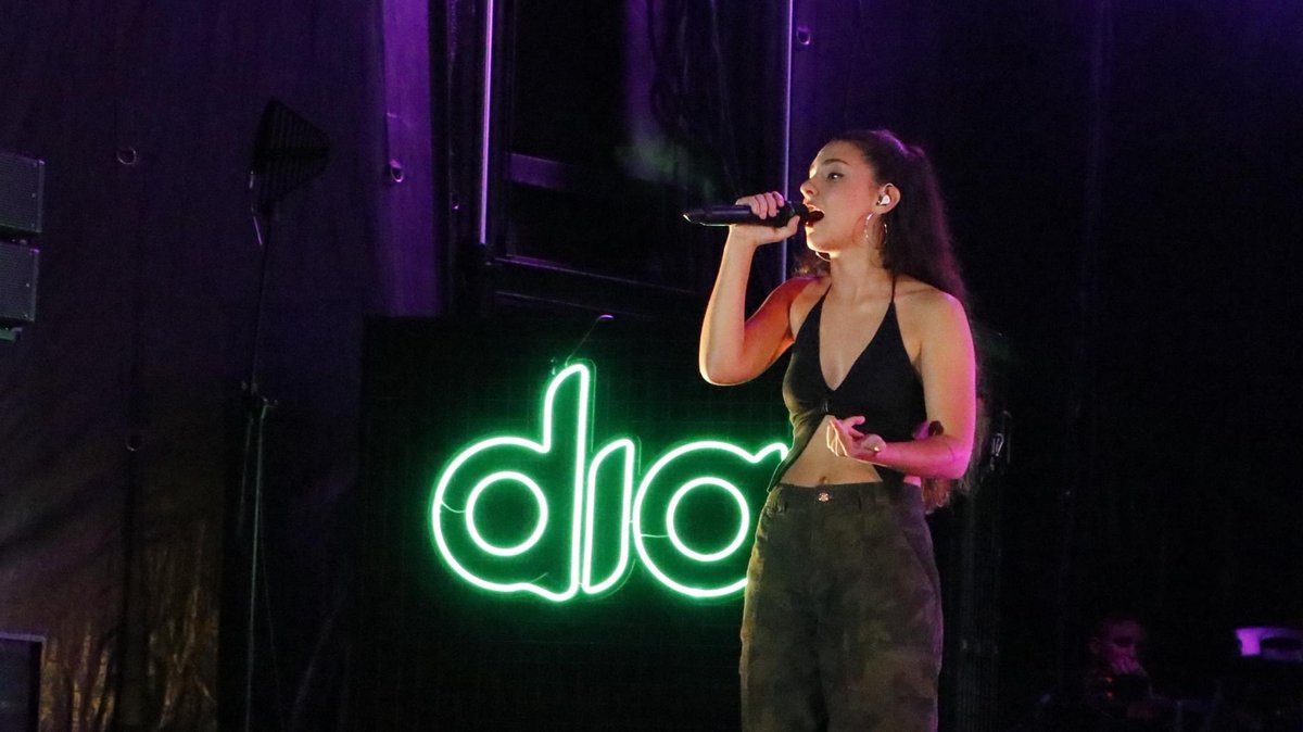 Blanes_cat's tweet photo. Notícia: La pluja desllueix #concert #gira @Cadena_Dial obligant a suspendre’l quan cantava #LorenaGómez i deixant #Huecco sense actuar El concert el van encetar #Km0, #Farga #Hilario #GFace, #Lemot #PoloNández i #Depol
https://t.co/3k7aHuS1H2
#música
#estiu
#blanesarrandemar https://t.co/moYJ5y0lOX