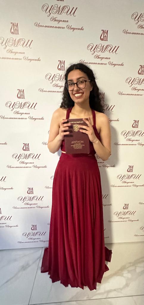 Güne harika bir haberle başlayalım mı? Moskova Çaykovski Konservatuvarı’nın Lise kısmı, Merkez Müzik Okulu’nda Prof. Andrey Pisarev'in piyano sınıfında eğitimini sürdüren Beren Gürcüoğlu, ülkemizi en güzel şekilde temsil ederek, üstün başarıyı simgeleyen "kırmızı diploma" ile