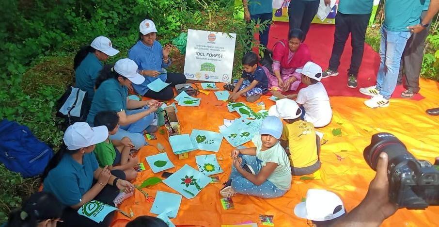 iocl_srpl1's tweet photo. ED (SRPL) @shaitiwa  inaugurated Swachhta Pakhawada 2023 in SRPL @iocl_srpl1 by planting saplings at IndianOil urban forest Perungudi in Chennai today. A leaf art session was held in which children and ladies participated. #SwachhataPakhwada @IOCL_PLHO  @IndianOilcl #VanMahotsav https://t.co/NbXYGOI3aF