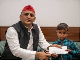 उत्तर प्रदेश के पूर्व मुख्यमंत्री व वर्तमान में मजबूत विपक्ष की भूमिका में मुख्य नेता जिन्होंने बड़ी मुखरता से 69000शिक्षक भर्ती में आरक्षण घोटाले में चयनित 6800पिछड़े/दलितों की नियुक्ति की आवाज़ बड़ी बेबाक़ी से उठाने वाले श्री <a href="/yadavakhilesh/">Akhilesh Yadav</a> जी को अवतरण दिवस की अनन्त शुभकामनाएं!