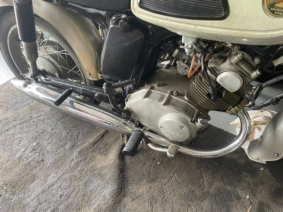 ZUN_CB750's tweet photo. ※ゆるく募集 ホンダ・CS125 実走行車うります 現在CD125Aの当時物新品を装着。純正新品のメガホンマフラーもあります。バッテリー着ければ走ります。希望25万です٩( 'ω' )و リアフェンダーが割れていたので、溶着補修しています。ステーターコイル、メインハーネスは新品交換しました。
#CS125 https://t.co/0nDX6uoOEN