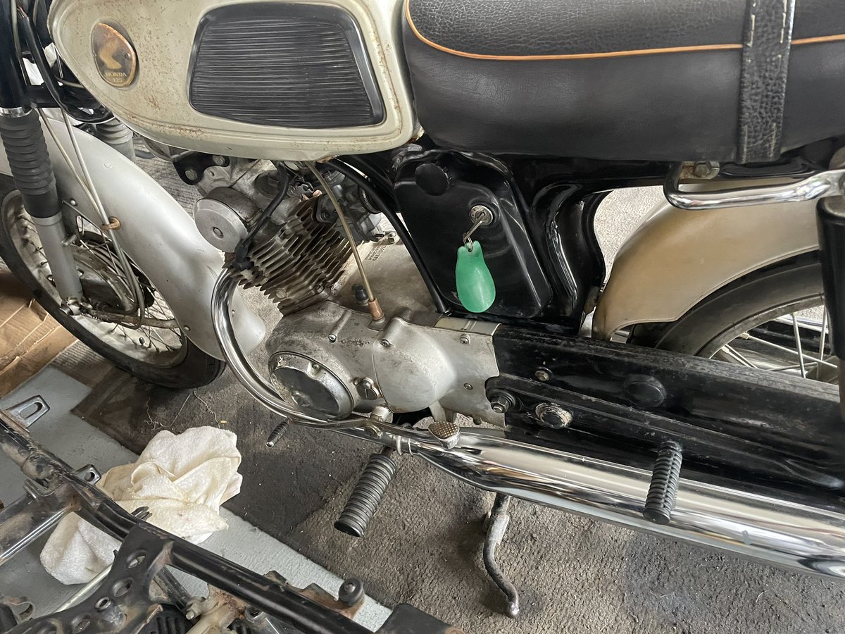 ZUN_CB750's tweet photo. ※ゆるく募集 ホンダ・CS125 実走行車うります 現在CD125Aの当時物新品を装着。純正新品のメガホンマフラーもあります。バッテリー着ければ走ります。希望25万です٩( 'ω' )و リアフェンダーが割れていたので、溶着補修しています。ステーターコイル、メインハーネスは新品交換しました。
#CS125 https://t.co/0nDX6uoOEN