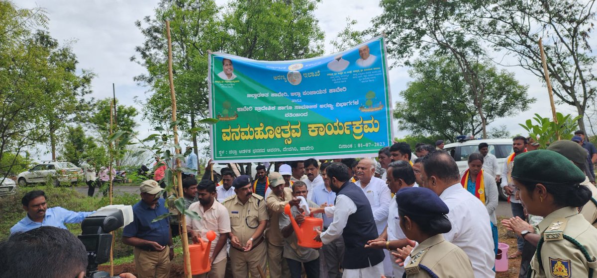 DCFHaveriDn's tweet photo. ದಿನಾಂಕ 01-07-2023 ರಂದುಜಿಲ್ಲಾಧಿಕಾರಿಗಳ ಕಚೇರಿ ಆವರಣದಲ್ಲಿ ವನಮಹೋತ್ಸವ ಕಾರ್ಯಕ್ರಮಕ್ಕೆ ಸಸಿ ನೆಡುವ ಮೂಲಕ ಚಾಲನೆ ನೀಡಲಾಯಿತು. ಕಾರ್ಯಕ್ರಮದಲ್ಲಿ ಜಿಲ್ಲಾ ಉಸ್ತುವಾರಿ ಸಚಿವರಾದ ಸನ್ಮಾನ್ಯ ಶ್ರೀ. ಶಿವಾನಂದ ಪಾಟೀಲರವರು, ಶ್ರೀ. ರುದ್ರಪ್ಪ ಲಮಾಣಿ, ಮಾನ್ಯ ಶಾಸಕರು, ಹಾವೇರಿ ವಿಧಾನಸಭೆ ಕ್ಷೇತ್ರ (1/1) https://t.co/uE5EGxOQAC
