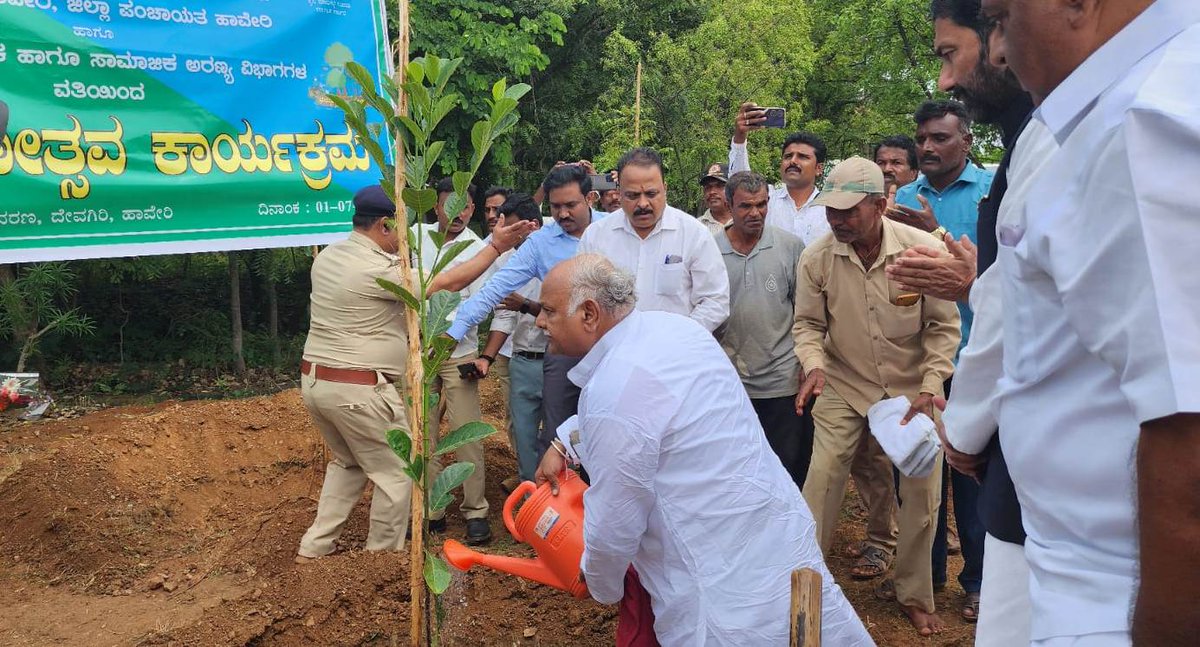 DCFHaveriDn's tweet photo. ದಿನಾಂಕ 01-07-2023 ರಂದುಜಿಲ್ಲಾಧಿಕಾರಿಗಳ ಕಚೇರಿ ಆವರಣದಲ್ಲಿ ವನಮಹೋತ್ಸವ ಕಾರ್ಯಕ್ರಮಕ್ಕೆ ಸಸಿ ನೆಡುವ ಮೂಲಕ ಚಾಲನೆ ನೀಡಲಾಯಿತು. ಕಾರ್ಯಕ್ರಮದಲ್ಲಿ ಜಿಲ್ಲಾ ಉಸ್ತುವಾರಿ ಸಚಿವರಾದ ಸನ್ಮಾನ್ಯ ಶ್ರೀ. ಶಿವಾನಂದ ಪಾಟೀಲರವರು, ಶ್ರೀ. ರುದ್ರಪ್ಪ ಲಮಾಣಿ, ಮಾನ್ಯ ಶಾಸಕರು, ಹಾವೇರಿ ವಿಧಾನಸಭೆ ಕ್ಷೇತ್ರ (1/1) https://t.co/uE5EGxOQAC