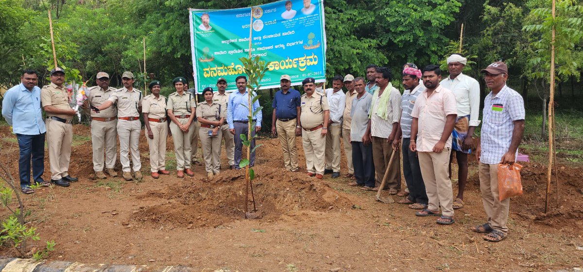 DCFHaveriDn's tweet photo. ದಿನಾಂಕ 01-07-2023 ರಂದುಜಿಲ್ಲಾಧಿಕಾರಿಗಳ ಕಚೇರಿ ಆವರಣದಲ್ಲಿ ವನಮಹೋತ್ಸವ ಕಾರ್ಯಕ್ರಮಕ್ಕೆ ಸಸಿ ನೆಡುವ ಮೂಲಕ ಚಾಲನೆ ನೀಡಲಾಯಿತು. ಕಾರ್ಯಕ್ರಮದಲ್ಲಿ ಜಿಲ್ಲಾ ಉಸ್ತುವಾರಿ ಸಚಿವರಾದ ಸನ್ಮಾನ್ಯ ಶ್ರೀ. ಶಿವಾನಂದ ಪಾಟೀಲರವರು, ಶ್ರೀ. ರುದ್ರಪ್ಪ ಲಮಾಣಿ, ಮಾನ್ಯ ಶಾಸಕರು, ಹಾವೇರಿ ವಿಧಾನಸಭೆ ಕ್ಷೇತ್ರ (1/1) https://t.co/uE5EGxOQAC