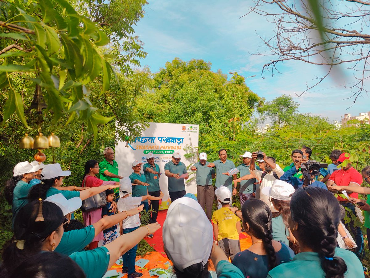 shaitiwa's tweet photo. @iocl_srpl1 Employees and family members pledged to devote at least 100 hours in a year (2 hours every week) to voluntarily work for cleanliness.

As a green beginning to SRPL Swachhata Pakhwada, pledge was taken inside IOCL Forest - (an urban afforestation contributed by SRPL) https://t.co/oow5sJAWGF