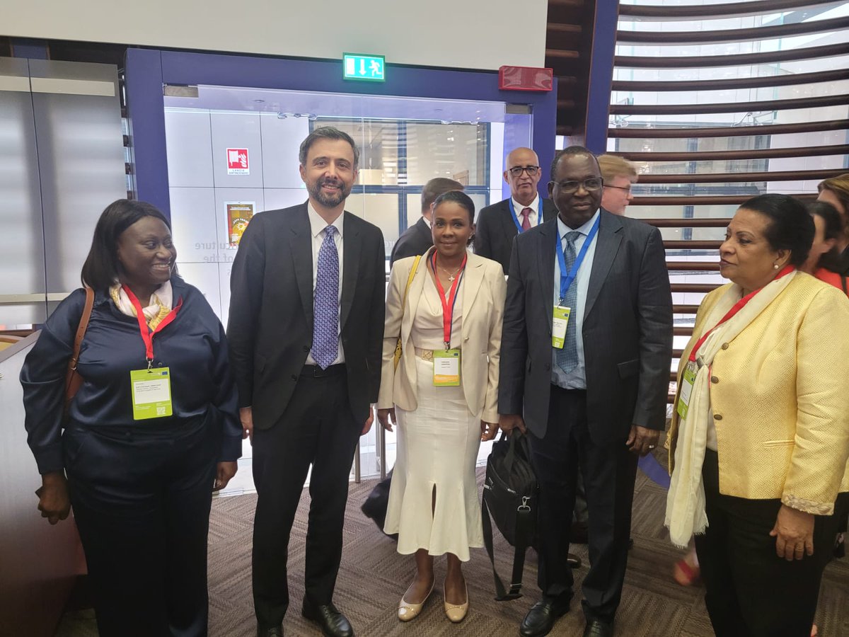 L'Ambassadrice du Niger à Rome, S.E. Mme Fatimata CHEIFFOU, a pris part à la conférence des ministres de l'agriculture des pays de l'UA et l'UE, ce 30 juin 2023 au siège de la FAO. Avec le 
#MinistreAgricultureFrance
#MinistreAgricultureEspagne, #AlvaroLario, #AmbassadriceAngola