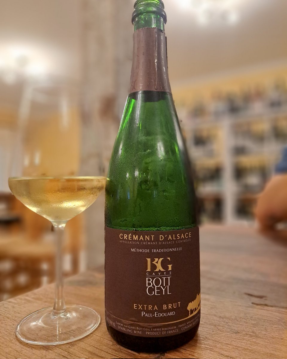 Día 180
Un día, un vi
Bott Geyl
Pinot Noir, Chardonnay, Pinot Blanc 
Crémant d'Alsace
.
.
@bott_geyl
@RacodAnna
.
.
#día180 #undiaunvi #pinotblanc #chardonnay #pinotnoir #vinsdalsace #alsace #cremant #cremantdalsace #racodanna