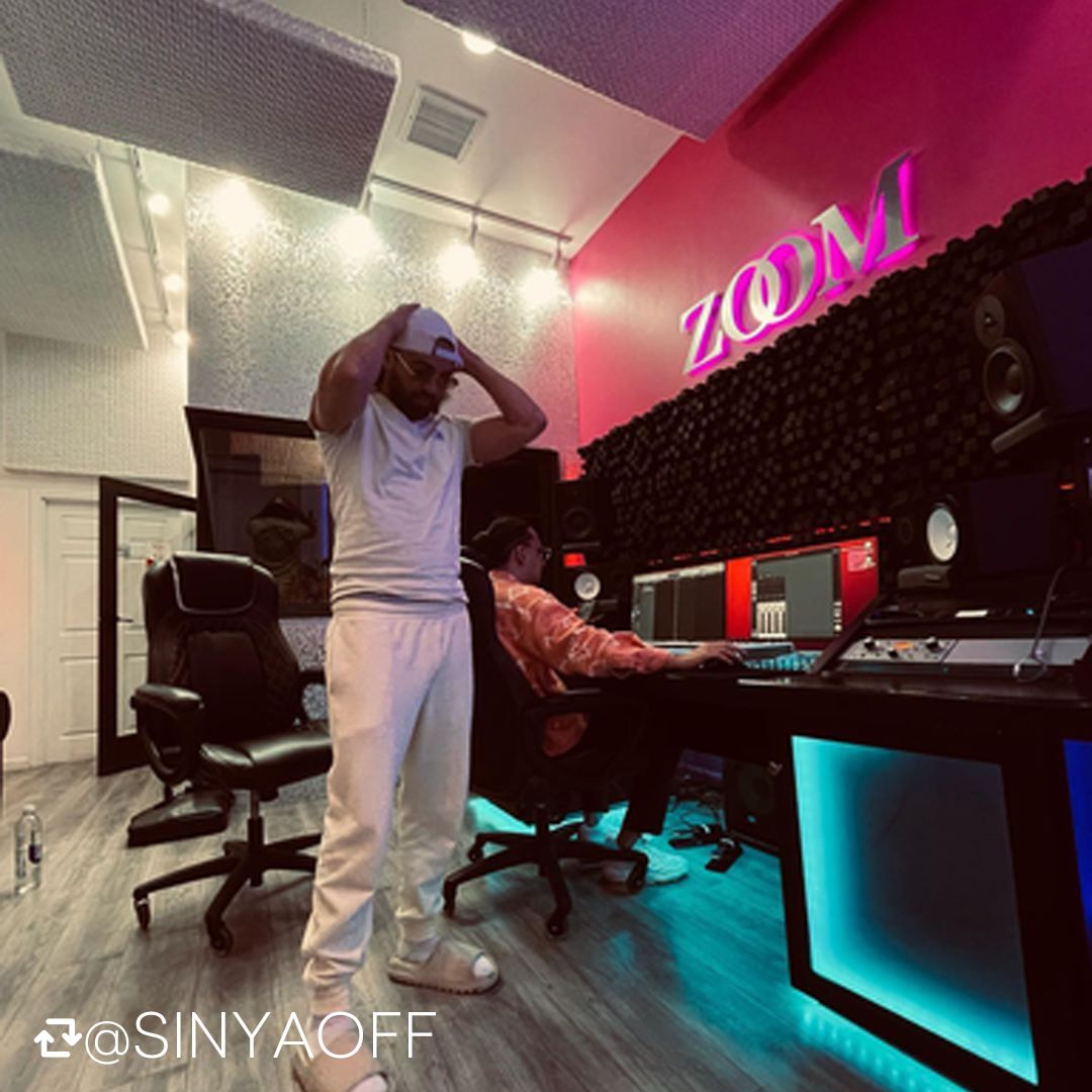 ZoomRecording's tweet photo. Incredible moment from @sinyaoff recording session.
.
.
.
#zoomrecording #recordingsession #studiotime #artist #studiogear #rapmusic #artist #upcomingartist #musicproducer #musicvideo #studiovibes https://t.co/APDp6J0L97